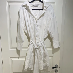 Vit klänning - Vit klänning med skärp i midjan från Zara strl M, fungerar även till S.  Fint skick använd vid två tillfällen 🤍🌸