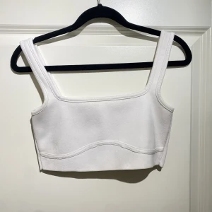 Vit topp - Vit topp från Zara strl S, fin vardags/fest topp 🌸🤍