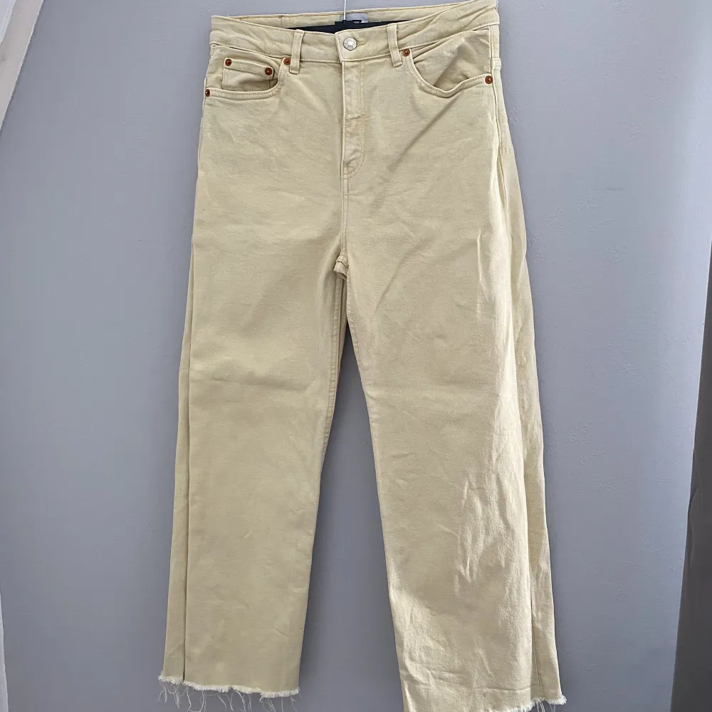 säljer dessa fina gula jeans från lager 157💛 dom är storlek M men jag upplever dom som lite stora i storleken💛 dom har inga synliga defekter och är i bra skick💛. Jeans & Byxor.