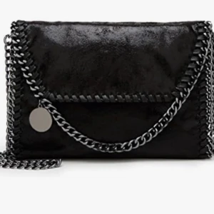 Stella mcCartney liknande väska - Helt ny, supersnygg Stella McCartney liknande väska! Säljer för att jag fick en äkta Stella McCartney, precis när jag hade fått hem denna väska! Köpte för 349