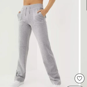 Juicy couture  - Säljer mitt gråa juicy sätt från Nelly! Säljer det för dom används inte längre. Det är ganska använt men i fint skick. Pris kan diskuteras! Skriv om ni vill ha flera bilder!