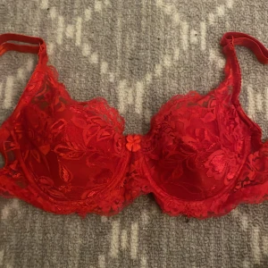 BH - Röd bh i storlek xs. Den passar ej mig så vill gärna få bort den!