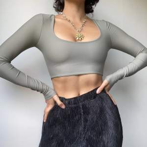 • SMOOTH KHAKI GREEN TIGHT STRETCHY LONG SLEEVE CROP TOP  • SIZE - S / EU 36 (Tight! Fits more like XS) • BRAND -  Zara