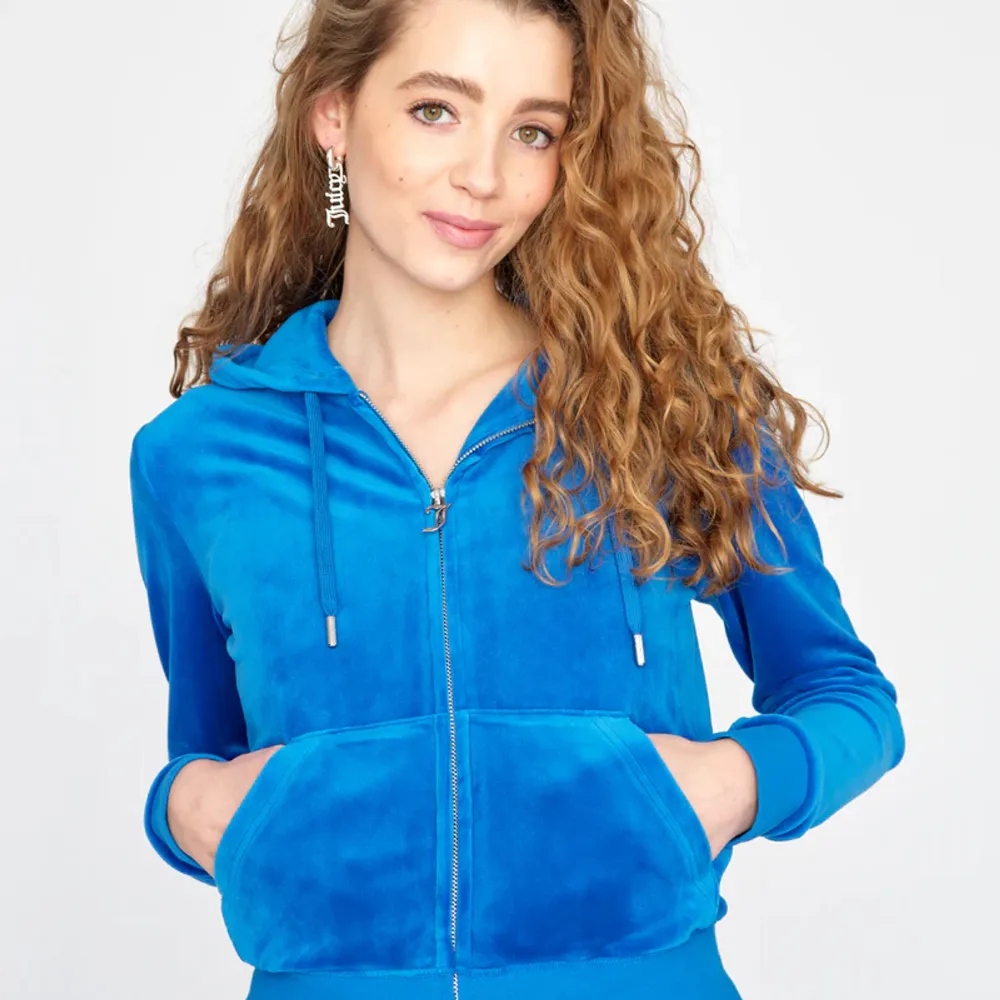 Jag säljer min blåa juicy couture hoodie då den var lite för stor. Den är i storlek S, kom privat för fler bilder💗. Hoodies.
