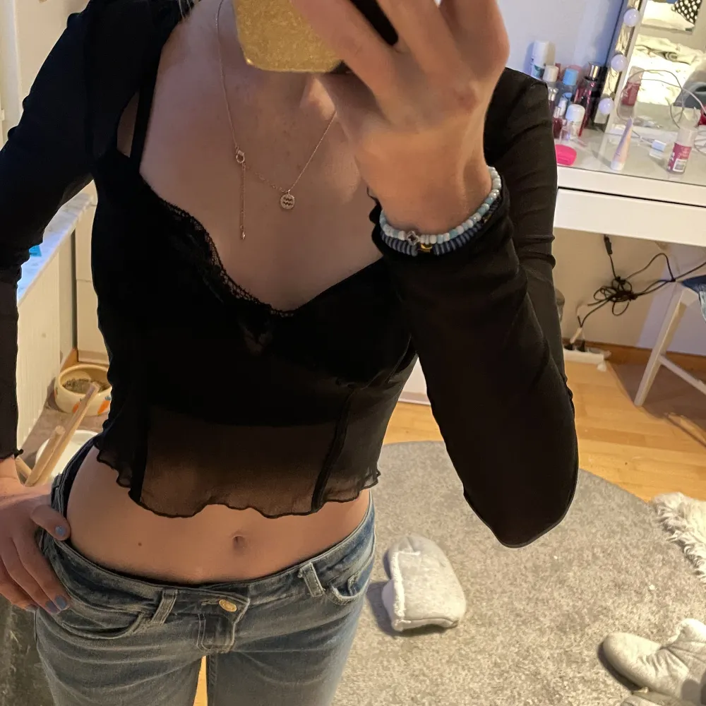 Svart fest top frn Pull& Bear dom är super snygg och är helt oanvänd eftersom jag råkade köpa två av samma. . Yläosat.
