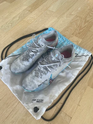 Nike mercurial vapor - Säljer mina gamla Nike mercurial fotbollsskor som jag bara använda i början på vårsäsongen så de är fortfarande i bra skick. 