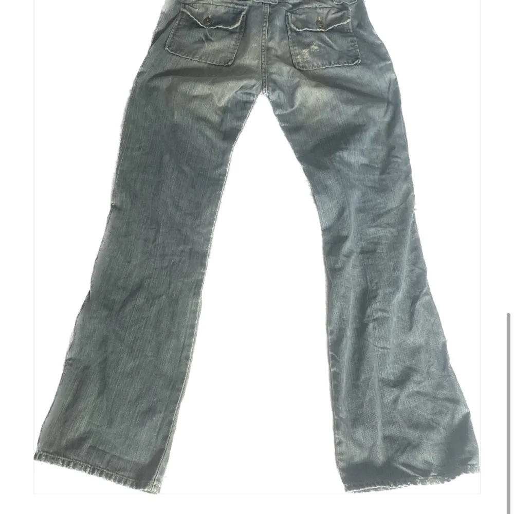 Utsvängda lowrise jeans som tyvärr inte kommer till användning passar nån runt 166-169. Jeans & Byxor.