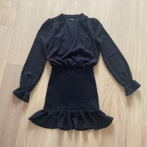 Klänning - Superfin passform på denna klänning! Luftig och skön i kvalitetén.