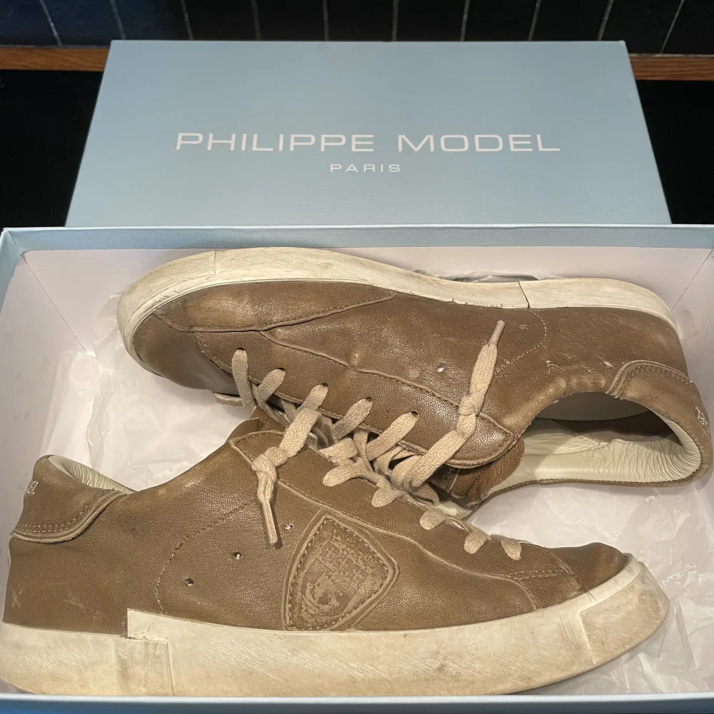 Tja! Säljer mina feta Philippe model skor i väldigt bra skick, (storlek 40 men passar även 40,5/41) cond 9/10. dustbag och original box tillkommer. Nypris ca 4000 kr, säljer för 1299kr. Tveka inte på att höra av er! Pris kan diskuteras vid en snabb affär!. Skor.