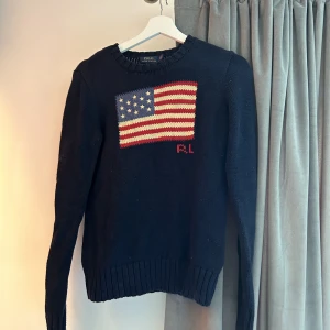 RL sweatshirt  - Gammal tröja från rl och säljes pga den är för liten på mig och inte kommer till användning! Mötkblå förg och i Storlek S🥰