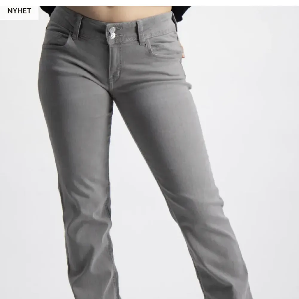 Jättefina lågmidjade bootcut jeans ifrån Gina Tricot! Aldrig använda endast testade. De är lite långa på mig som är 156 och passar mig som brukar ha S, 26, 36 i jeans💕💕 Hör av er vid andra frågor, frakt tillkommer💗. Jeans & Byxor.