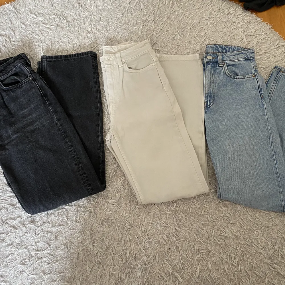 Säljer tre par jeans köpta här på plicka från Weekday i modellen voyage 🫶🏼 Köp alla tre för 250 kr eller en för 110 :- 🤎🤍Färgerna blå, vit och svart. . Jeans & Byxor.