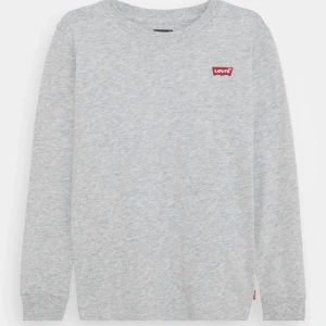 Levis sweatshirt  - En så här med lite större logga, tröjan säljs ej längre, skriv för föer bilder👍🏼