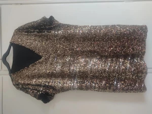 Klänning  - Fin klänning med guldiga palietter. I superfint skick!