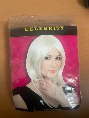 Blond peruk  - En blond peruk använd 1 gång 