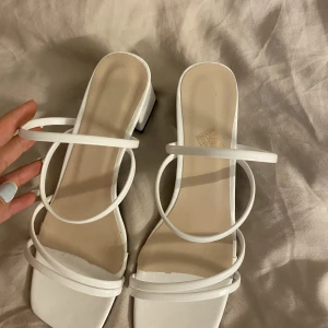 vita klackar - ett par vita klackar som aldrig är använda🙏🏼 klacken är ca 5cm