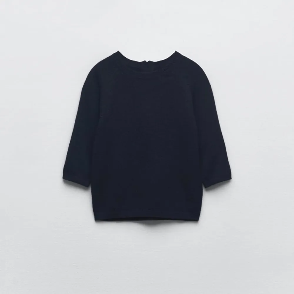 Snygg stickad mörkblå tröja från Zara med trekvarts ärmar i storlek S. Bara testad eftersom det va fel storlek . Stickat.