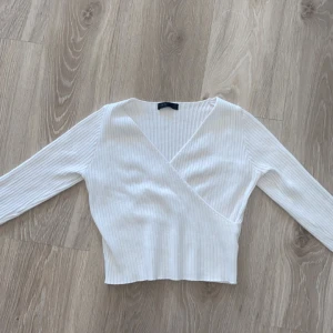 Vit topp - Jättefin vit topp från shein, inga fläckar o bra skick!