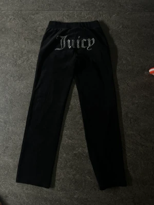 Juicy Byxor - Testar igen då bara en massa oseriösa köpare skriver, knappt använda st S Nypris över 1000kr och jag säljer för 500kr Kan frakta men kostnad kommer då. 👍🏼