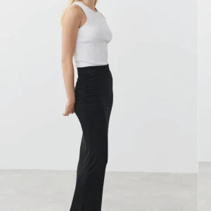 Kjol!🩷 - Gina Tricot kjol. Helt oanvänd, köpte fel storlek. Så fin svart kjol!🩷