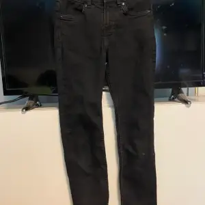 Nya jeans från Monki! Tighta men väldigt stretchiga! Storlek 24! Finns guide på sista bilden Nypris 299kr mitt pris 80kr