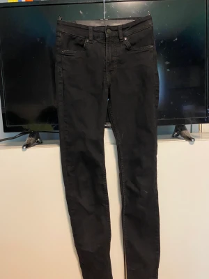 Monki jeans - Nya jeans från Monki! Tighta men väldigt stretchiga! Storlek 24! Finns guide på sista bilden Nypris 299kr mitt pris 80kr