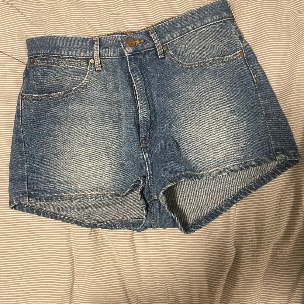 Ljus/mellanblå wrangler shorts i extremt bra skick. Sparsamt använda. Säljs endast pga för små. Fin detalj på bakfickan (bild 1). . Shorts.
