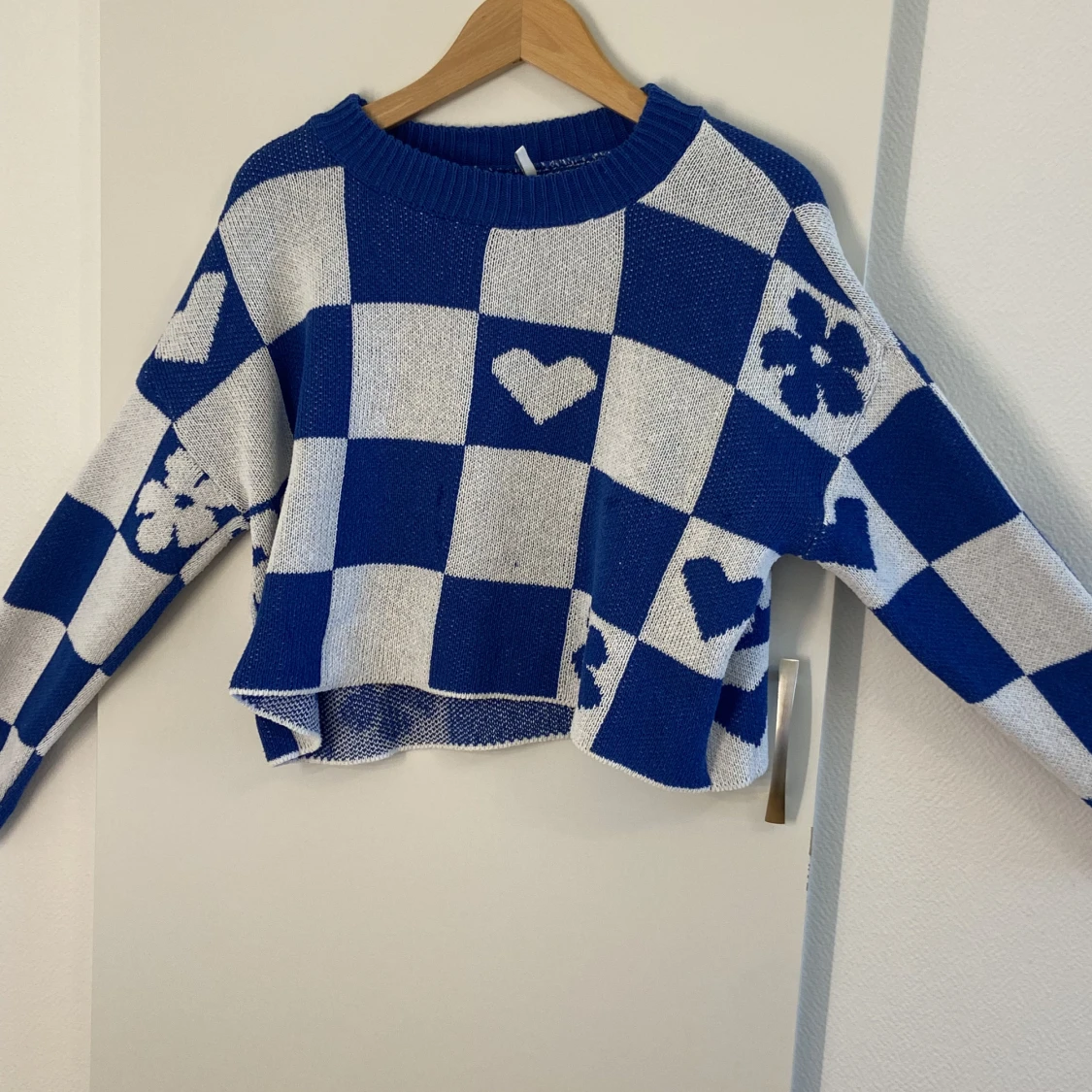 En fint mönstrat vit och blå stickad tröja!