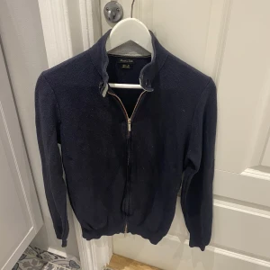 Massimo dutti zip cardigan  - Tja, säljer nu min feta marinblåa  zip cardigan från Massimo dutti. Skicket på tröjan är 8/10. Tröjan passar perfekt till sena sommar kvällar. Tröjan tvättas självklart innan det skickas iväg. Har du en fråga får du gärna ställa den mvh/ Hugo.
