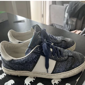 Valentino Garvani Sneakers - Mina favorit valentino skor, så snygga! Tappat 3 stenar men fortfarande snygga