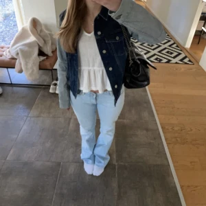 Jeans jacka  - Cool jeans jacka från h&m i storlek S. Använd 2 gånger så som i nytt skick. Köpt för 750kr