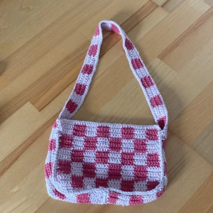 Virkad väska!  - En virkad väska! Olika nyanser av rosa, med ett lagom långt band! Skriv till mig för mer information👜💕