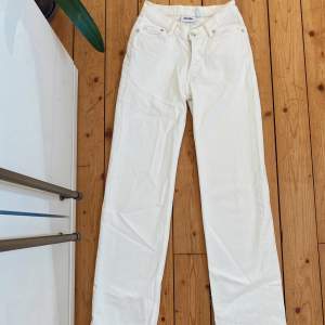 Ett par vita (TWIN Trousers Jeans straight leg) från Weekday. Jag har knappt använt jeansen och säljer pga för små för mig. 