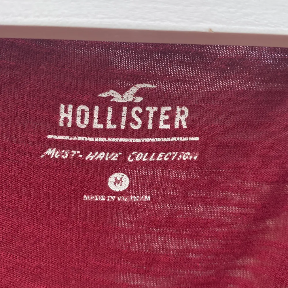 hollister t-shirt i vinröd färg, bra skick. T-shirts.