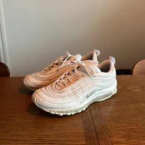 Nike Air Max 97 - fina skor köpta på plick men säljs pga för små,         skick 8.5/10,        för fler bilder så kan du kontakta mig 