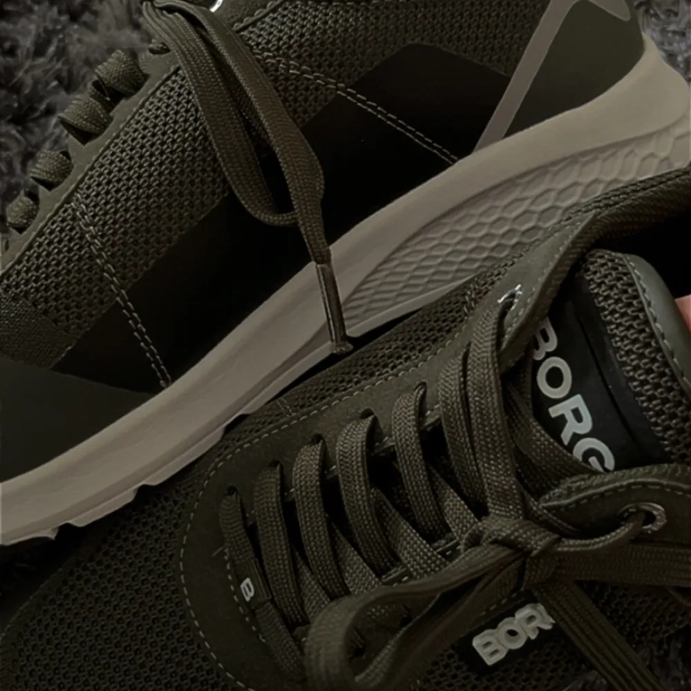 Helt oanvända Björn Borg Sneakers i snygg mörkgrön färg, storlek 41, kan gå ner i pris vid snabb affär, nypris 900kr. Skor.
