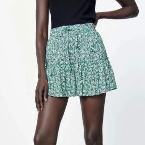 Säljer en blå blommig Zara kjol med inbyggda shorts under, sista bilden visar färgen!💙 De två första bilderna är inte mina. Storlek M men passar S/M då den är stretchig🫶🏼 150kr+frakt🌞