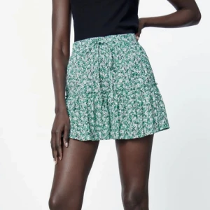 Blå blommig Zara kjol - Säljer en blå blommig Zara kjol med inbyggda shorts under, sista bilden visar färgen!💙 De två första bilderna är inte mina. Storlek M men passar S/M då den är stretchig🫶🏼 150kr+frakt🌞