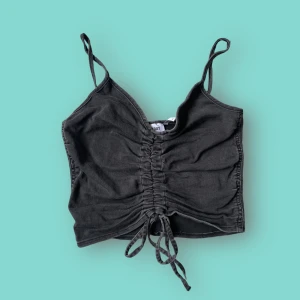 Butterfly top S - Svart top från Weekday 