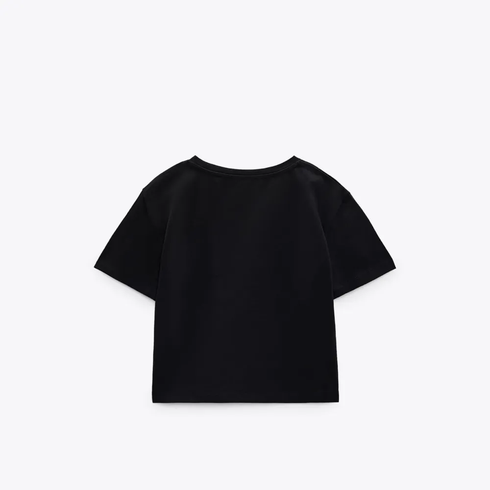 Kort, svart, ribbad t-shirt från zara. Aldrig använd bara testad💕. T-shirts.