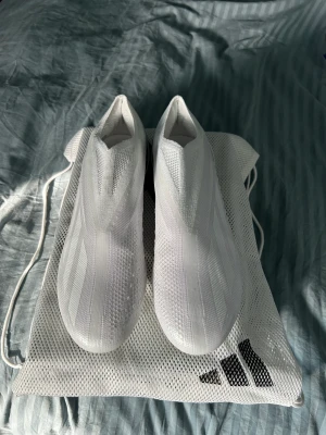 Fotbollsskor 44 Adidas X + - Aldrig använda 10/10. Nypris cirkus 3000kr. Sparat för att använda senare men fick ett par nya så säljer dom ändå.   Helvita FG ADIDAS X+ Speedportal 44