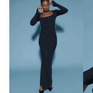 Lång klänning - Svart lång klänning från Ginatricot i typ världens skönaste material😍Nästan slutsåld i storlek S. Den är aldrig använd, lappen är kvar! Var en oseriös köpare, därav ute igen!  Nypris 399 kr Mitt pris 280 kr