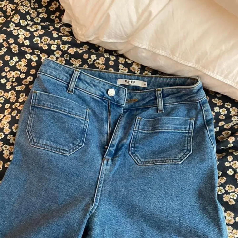 70-tals inspirerande jeans från NAKD. Med snygga detaljer på fikonens. Stretchiga och utsvänga. St.34. Jeans & Byxor.