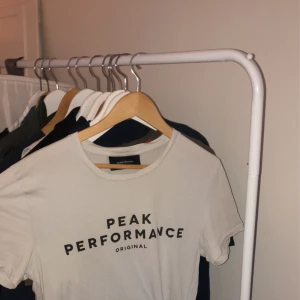 T-shirt från Peak performance  - En go t-shirt i mycket bra skick, köpt på Stadium, men har inte kommit till nån större användning. 