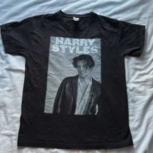Harry styles T shirt - En jättefin Harry t shirt i jättebra skick!! Använder inte längre och har bara använts 2-4 gånger! Köpt för ca 350kr💕