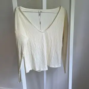 Säljer en vit basic tröja från Nly Trend i storlek xs, aldrig använd och lapparna kvar💕