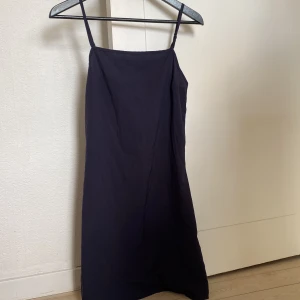 Lila klänning - Lila klänning köpt secondhand i storlek 36, från nakd, lite nattlinnestil