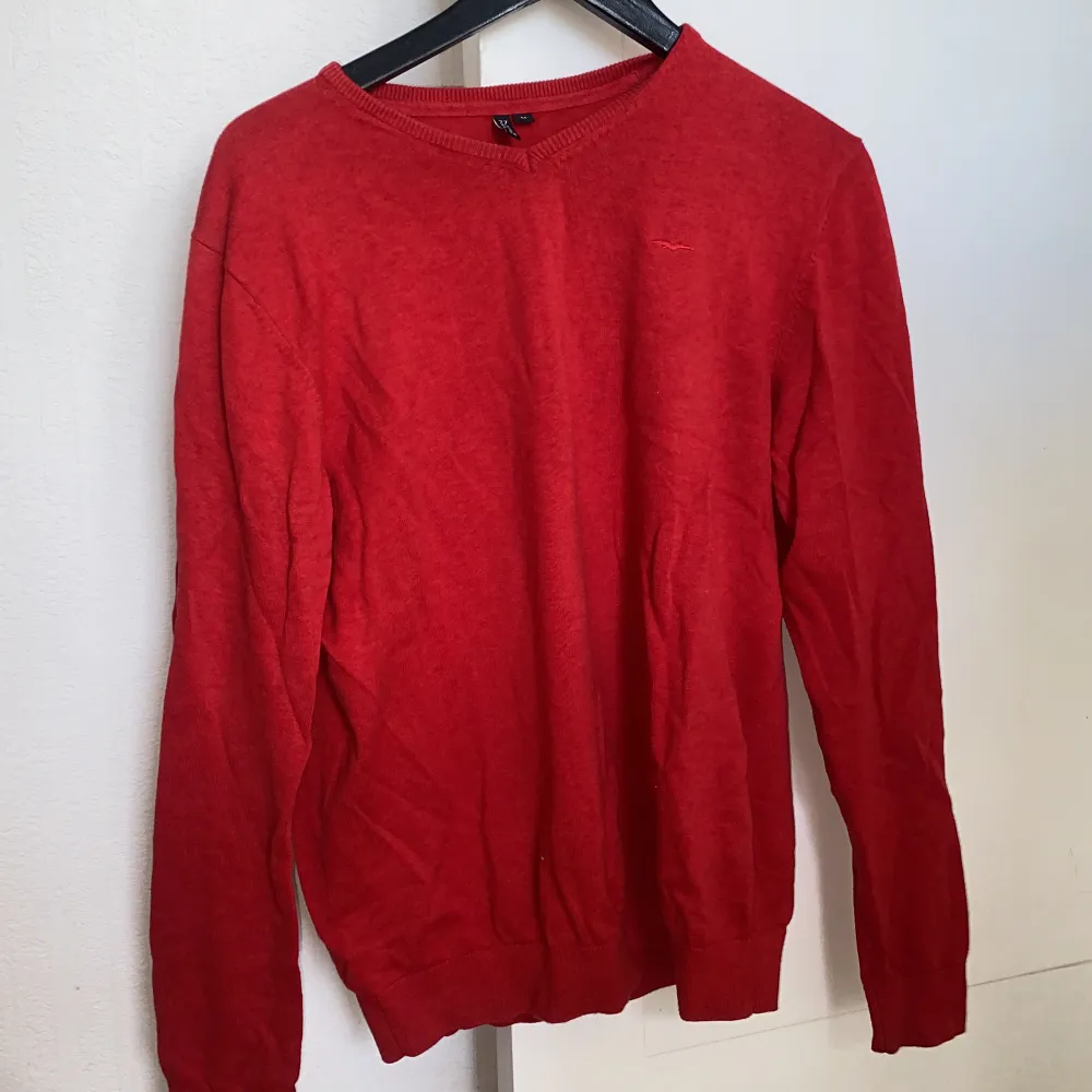 Röd tröja köpt secondhand i storlek M. Stickat.