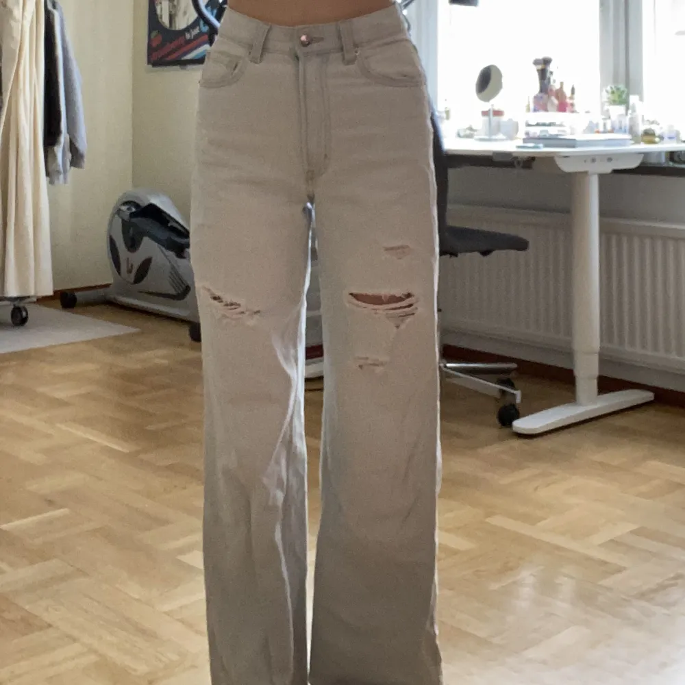 Superfina jeans med slitningar på låren! Säljer då de är aningen tighta på mig. Pyttelite slitna vid hälarna där bak men annars i bra skick ❤️‍🔥. Jeans & Byxor.