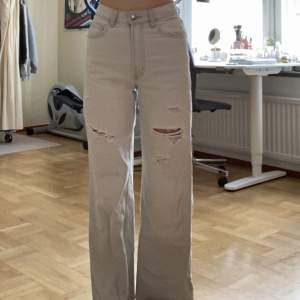 Superfina jeans med slitningar på låren! Säljer då de är aningen tighta på mig. Pyttelite slitna vid hälarna där bak men annars i bra skick ❤️‍🔥